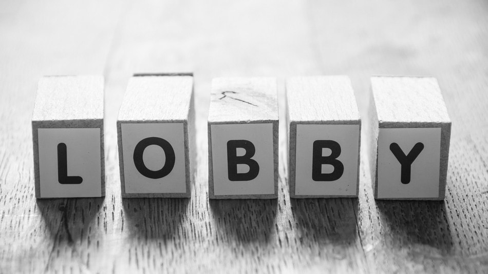 La palabra lobby en inglés, se traduciría como “vestíbulo”