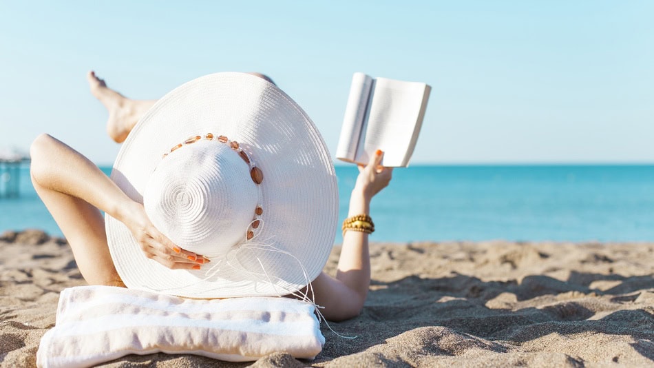 Uno de los libros más populares para leer en verano es: El arte de engañar al karma (Elísabet Benavent)
