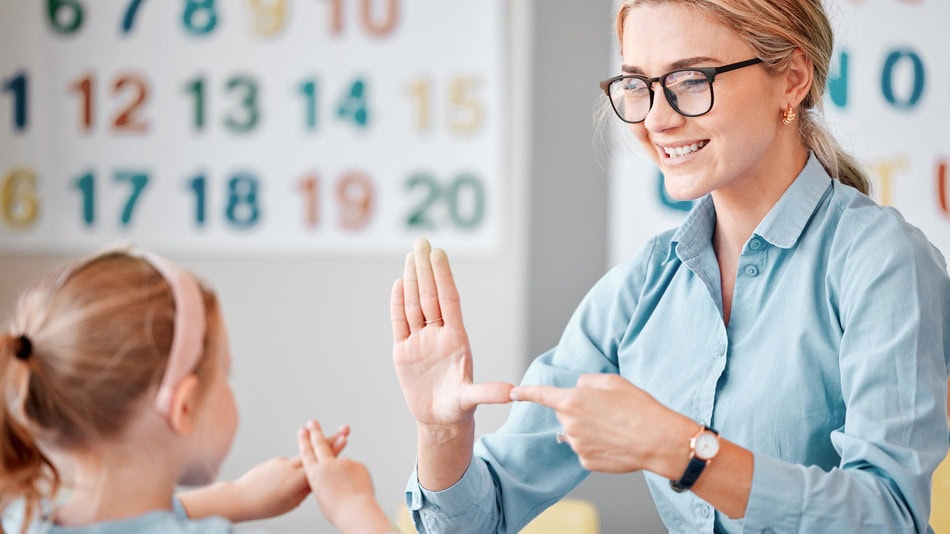 La educación de los niños sordociegos se base en intervenciones especializadas, individualizadas y adaptadas a sus necesidades con el fin de promover su autonomía, inclusión y desarrollo