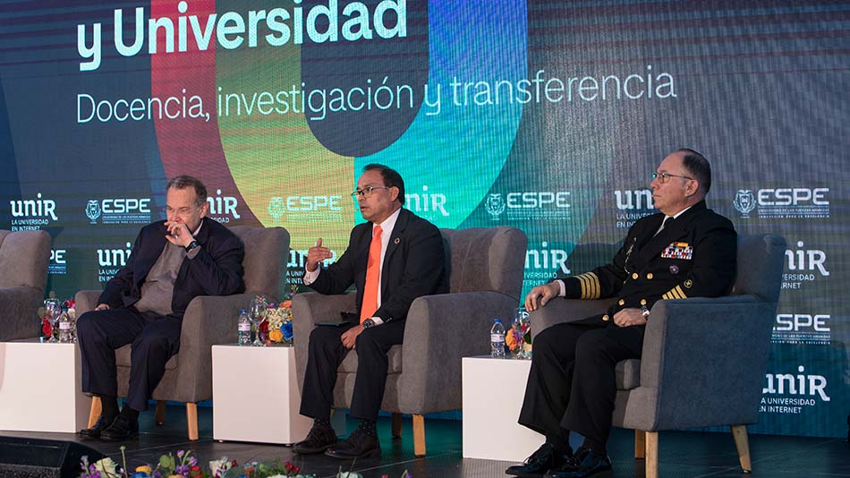 José María Vázquez García-Peñuela, Arturo Rojas y el capitán de navío José Luis Troya en la clausura.