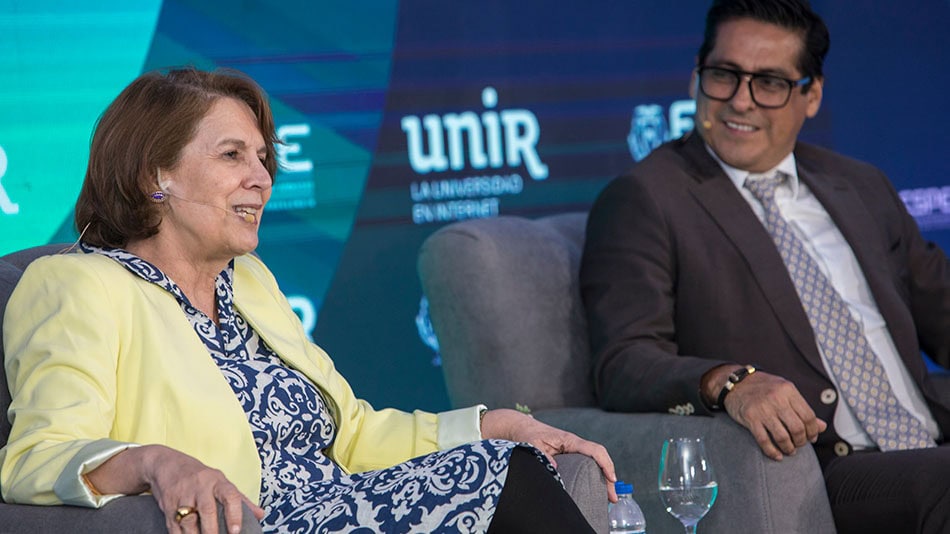 Rosalía Arteaga, presidenta de UNIR en Ecuador, junto a Pablo Beltrán. 