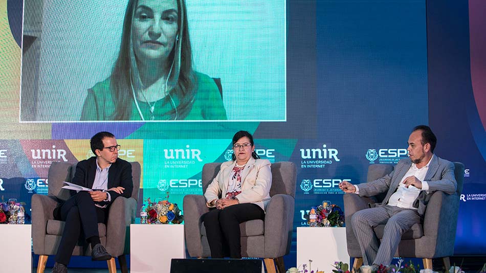 Óscar Sanjuán, María Eugenia García y Andrés Rosales en presencial; y Vanessa Quiroga en virtual, debatieron sobre IA y transferencia. 