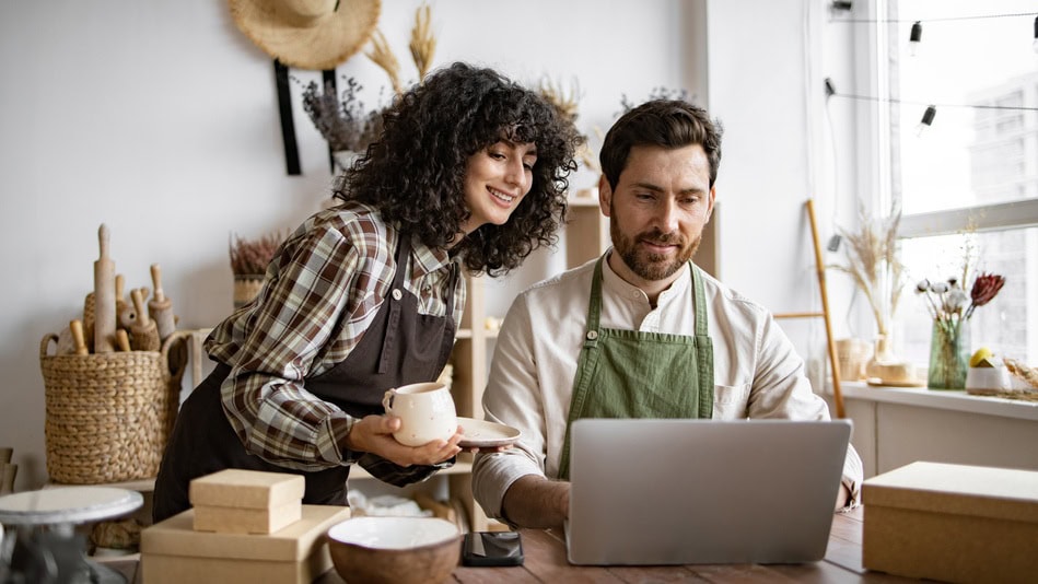 Generar ingresos gracias al contenido, los servicios o productos que se ofrecen en una determinada plataforma web es a lo que se llama monetizar un proyecto digital
