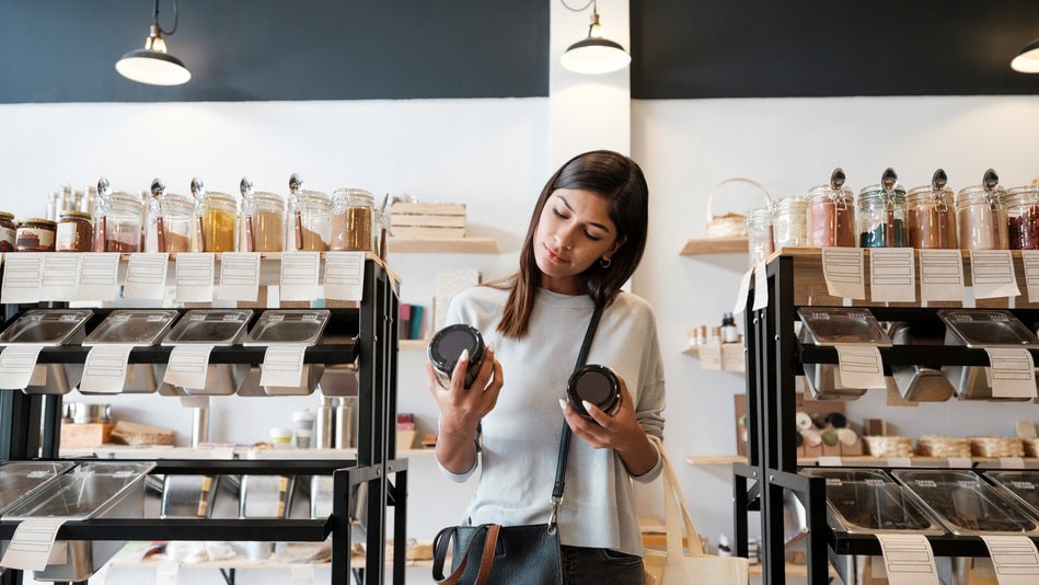 Una buyer persona comparando dos productos