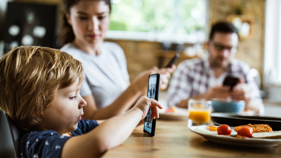 Existen herramientas que permiten limitar el uso del móvil en niños