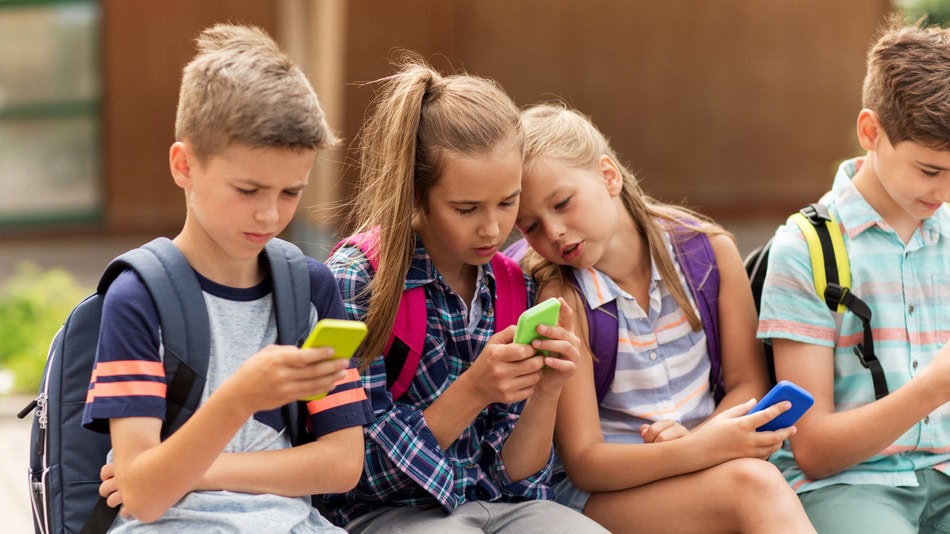 Los expertos aconsejan retrasar el primer contacto de los niños con los móviles como mínimo hasta los 6 años