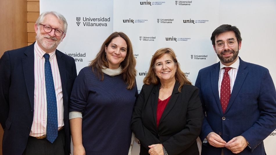 Santiago de la Cierva, presidente de la Fundación Villlanueva junto a Vicenta Gisbert Caudeli, del comité organizador del congreso; Teresa Santa María, vicerrectora de Profesorado y Acción Cultural de UNIR y Ernesto Monsalve, presidente del congreso y director de Música y Artes Escénicas de UNIR.