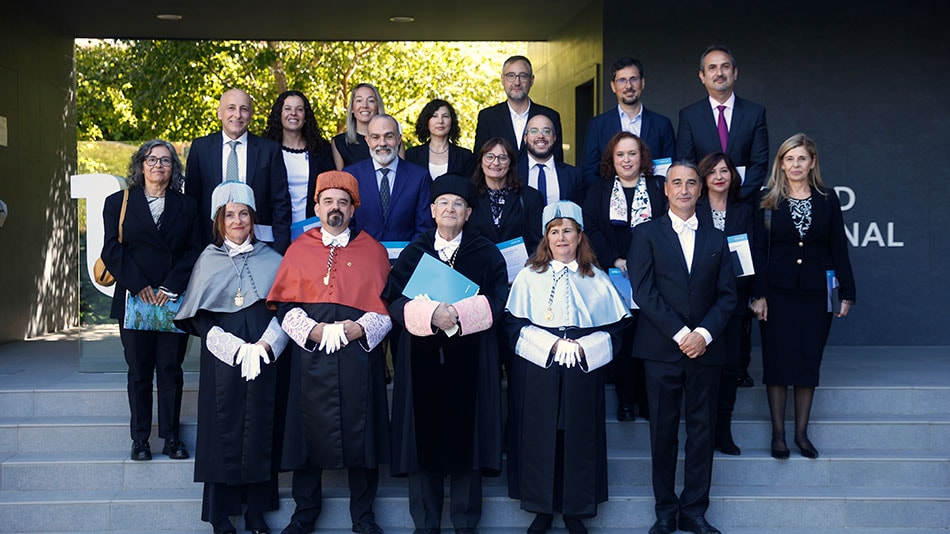 Autoridades académicas posan con los investigadores premiados.