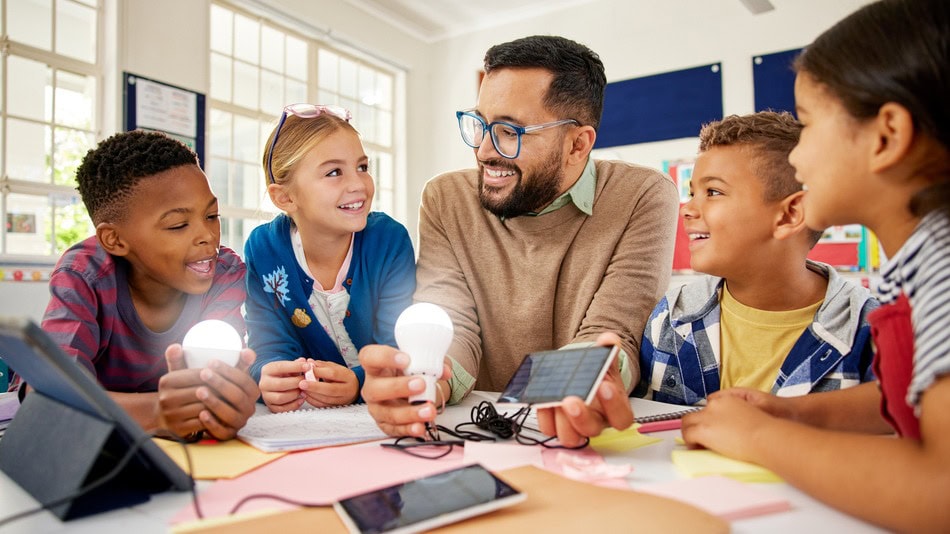 Las adaptaciones curriculares son estrategias pedagógicas que buscan reducir las barreras en el aprendizaje del alumnado con necesidades educativas especiales