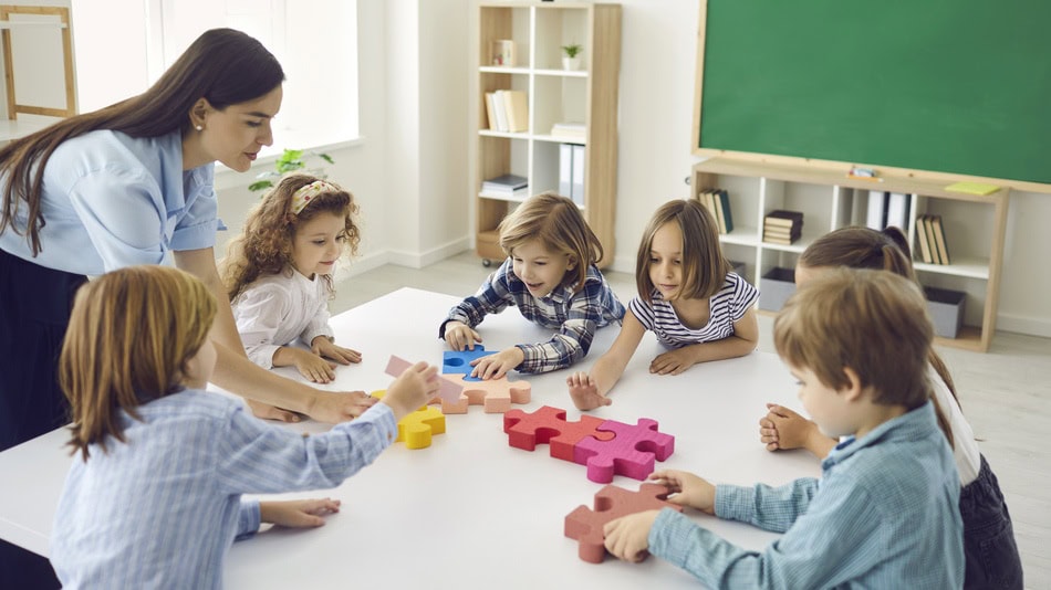 Niños de Primaria utilizando el método de aprendizaje cooperativo