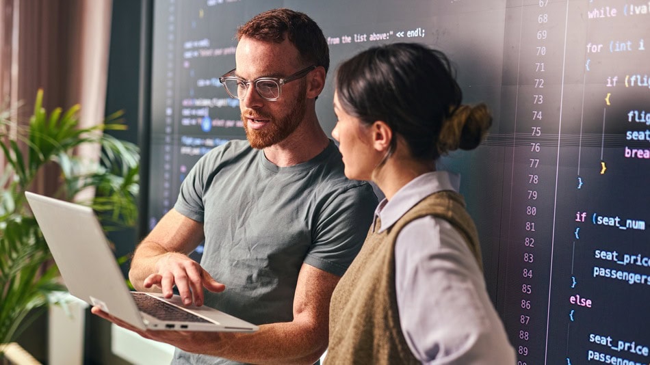 La arquitectura de Angular, como ya hemos dicho, está dividida en componentes, y cada uno de ellos combina clase TypeScript, plantilla y estilos