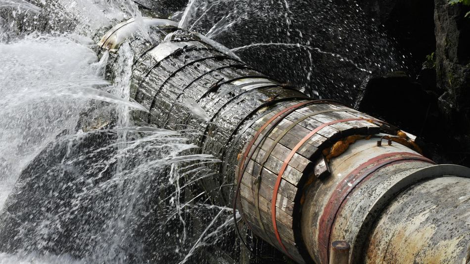 Una de las causas del estrés hídrico es la pérdida de agua en redes e infraestructura: Las fugas urbanas desperdician decenas de miles de millones de m³ al año.