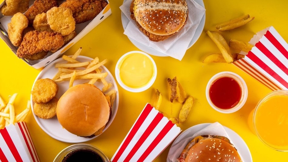 Los alimentos ultraprocesados son productos industriales listos para consumir, formulados con ingredientes refinados y con aditivos para que duren más y resulten más apetecibles