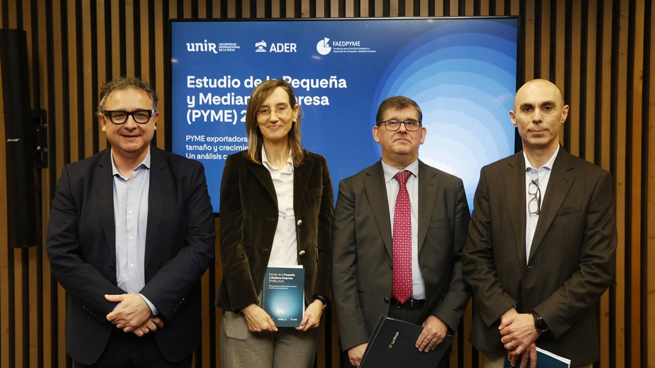 Foto de familia de organizadores e investigadores.