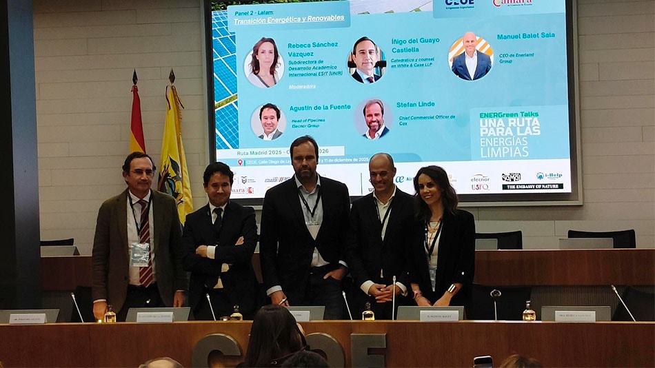Los participantes del panel ‘LATAM – Transición energética y renovables’, moderado por Rebeca Sánchez Vázquez, subdirectora de Desarrollo Académico Internacional de la Escuela Superior de innovación y Tecnología (ESIT) de UNIR, a la derecha de la imagen.