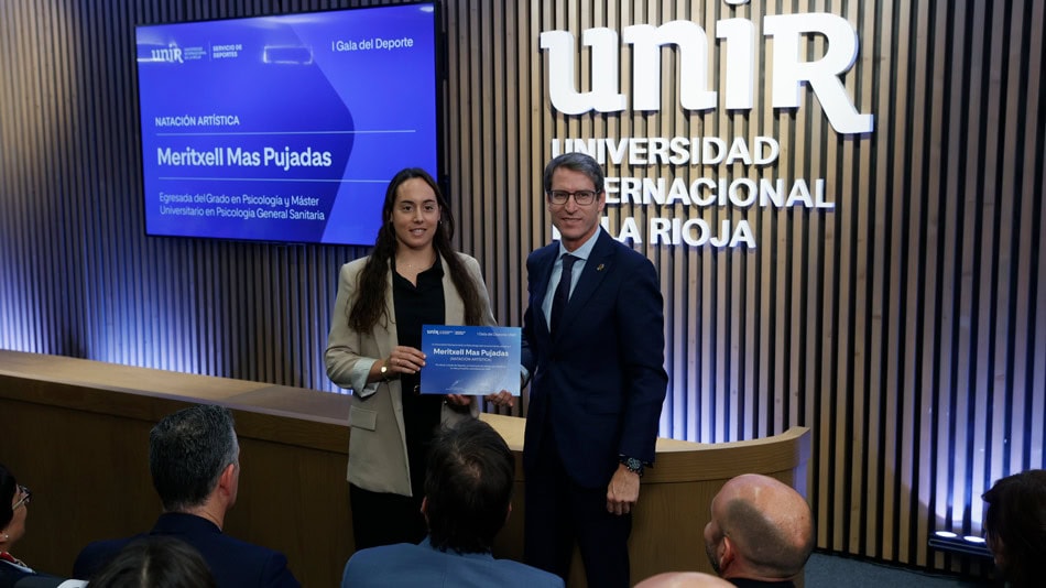 El presidente Gonzalo Capellán ha entregado el premio a la deportista Meritxell Mas.