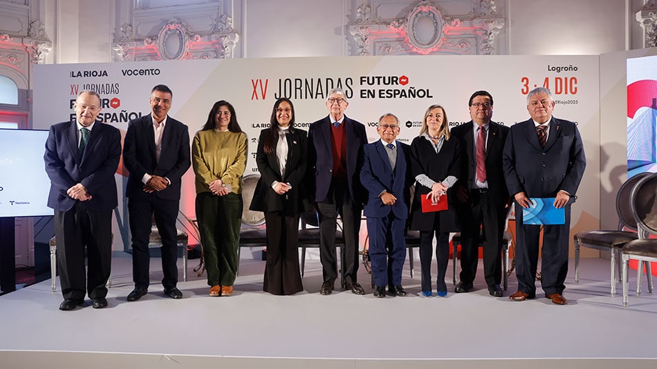 El rector de UNIR, José María Vázquez García-Peñuela (primero por la izquierda), acompaña en la imagen a los miembros de la mesa redonda 'La Inteligencia Artificial en las universidades: Retos y Oportunidades'.