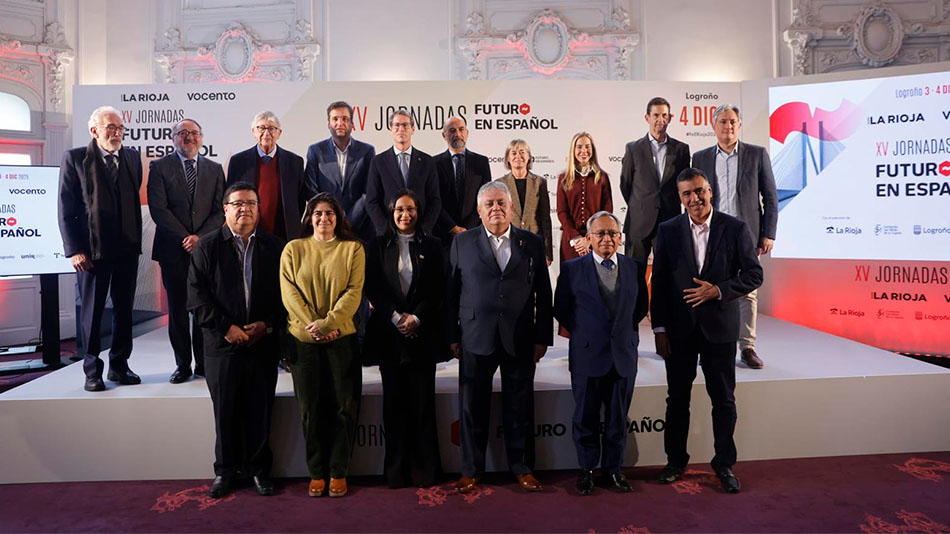 En el centro, Gonzalo Capellán, presidente de la Comunidad Autónoma de La Rioja, junto a los impulsores de las 'XV Jornadas de Futuro en Español' y los seis representantes de universidades latinoamericanas que participaron en este foro. 