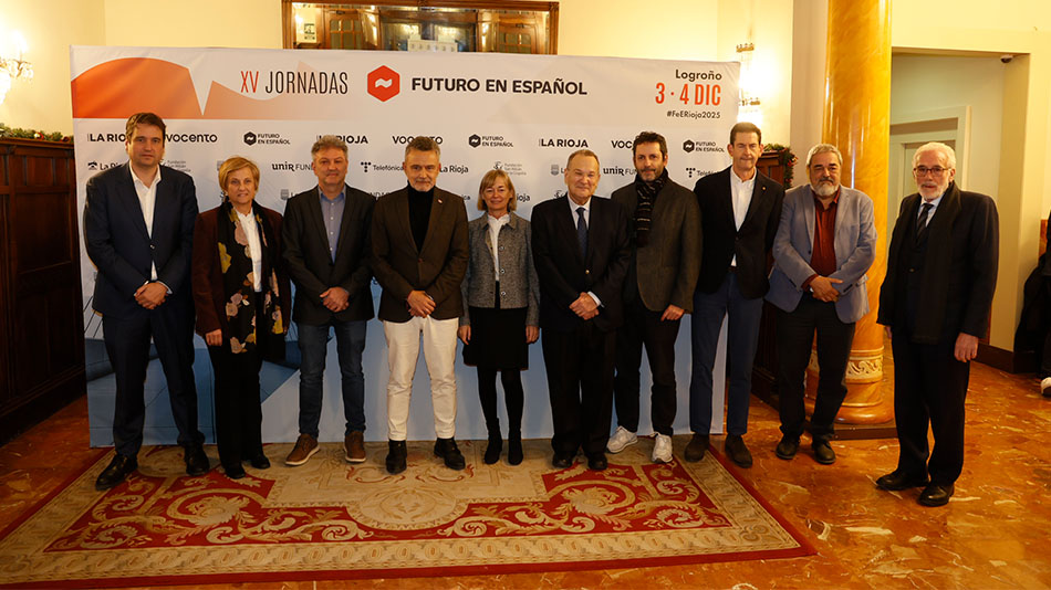 En el centro de la imagen, rodeados por ponentes y organizadores del evento: Conrado Escobar, alcalde de Logroño; Teresa Cobo, directora de Diario La Rioja; y José María Vázquez García-Peñuela, rector de UNIR.