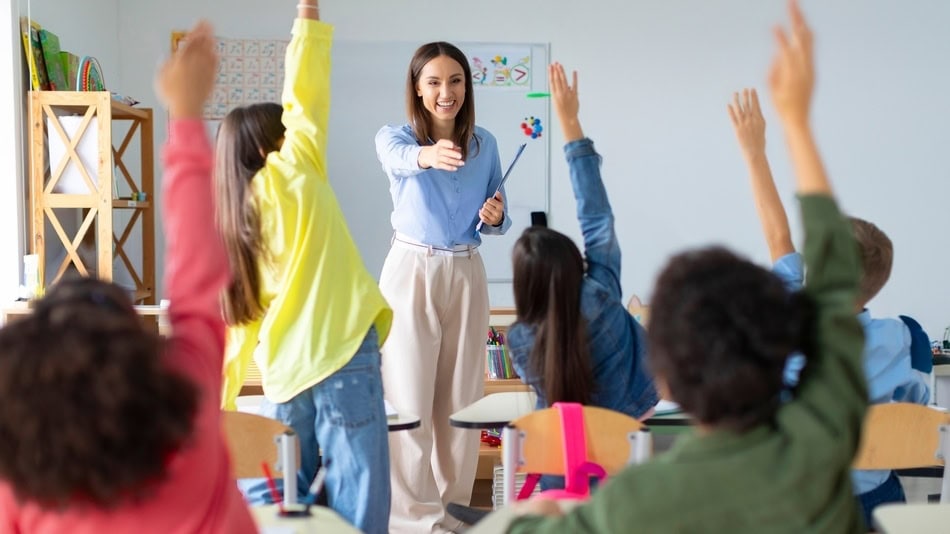 Desde el punto de vista de la sociología, la educación es un fenómeno social y se estudia como tal