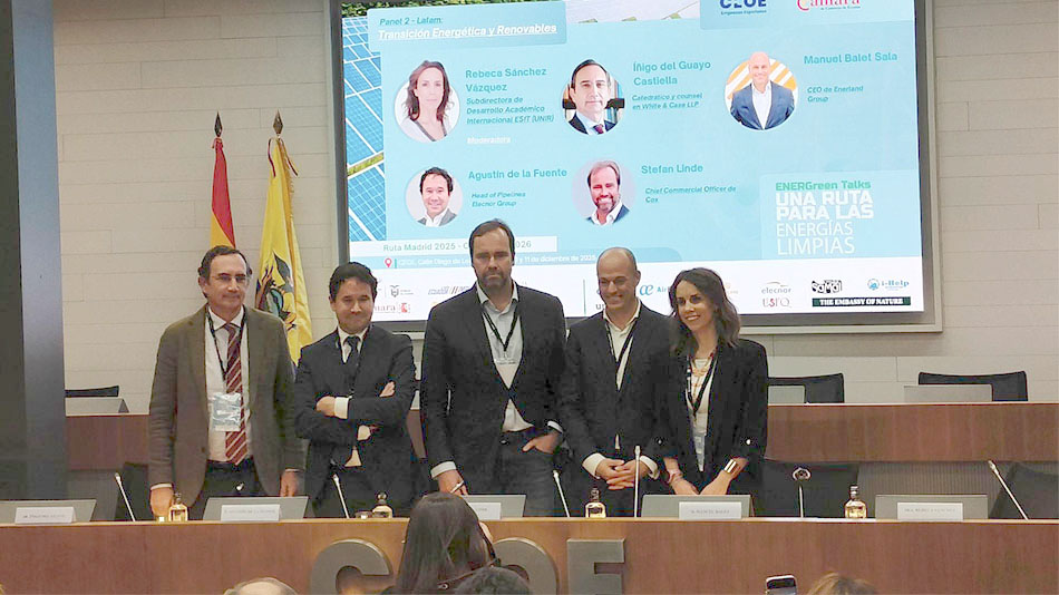 Los participantes en el panel &lsquo;LATAM &ndash; Transici&oacute;n energ&eacute;tica y renovables&rsquo;, moderado por Rebeca S&aacute;nchez V&aacute;zquez, subdirectora de Desarrollo Acad&eacute;mico Internacional de la Escuela Superior de innovaci&oacute;n y Tecnolog&iacute;a (ESIT) de UNIR, a la derecha de la imagen.