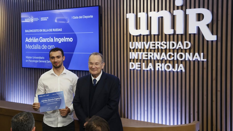 El rector de UNIR entrega el premio a Adrián García.