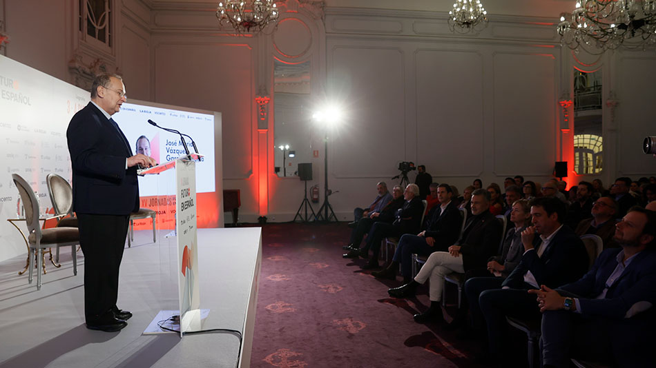 El rector de UNIR remarcó en su discurso la necesidad de adaptarnos a la IA.