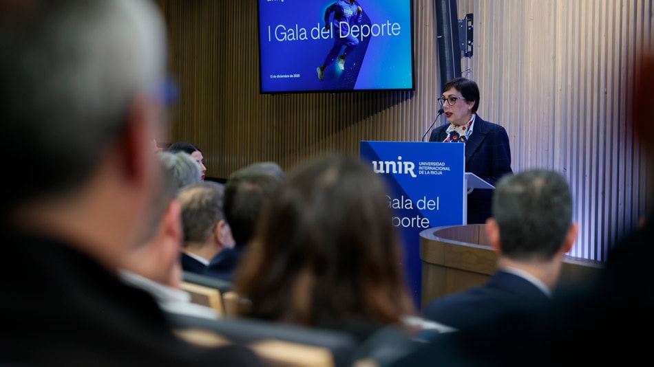 La vicerrectora de UNIR, Adela López, durante su discurso.