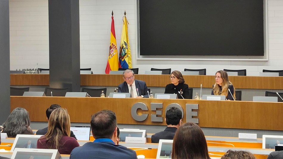 En el centro, Wilma Andrade, embajadora del Ecuador en España, destacó la inversión que realiza en materia energética.