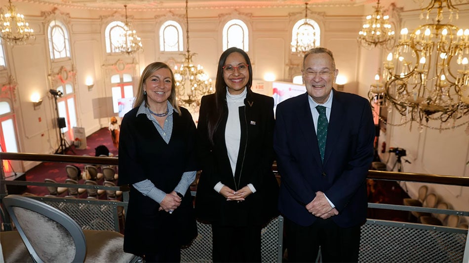 Eva Sanz Arazuri, rectora de la Universidad de La Rioja (UR); Natalia Ábarez Gómez, rectora de la Universidad Nacional de La Rioja en Argentina (UNLaR); y José María Vázquez García-Peñuela, rector de la Universidad Internacional de La Rioja (UNIR).