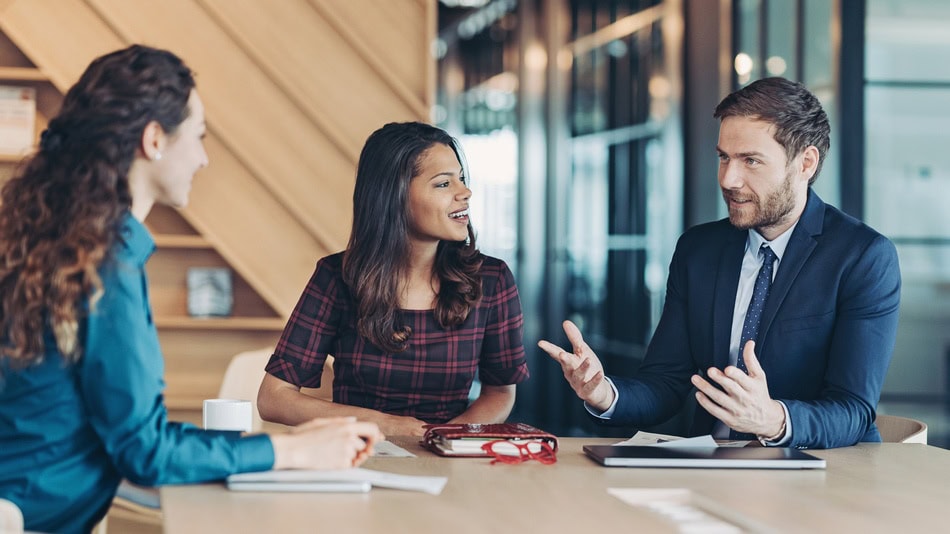 El abogado financiero es aquel profesional que asesora a sus clientes en las operaciones de inversiones y finanzas que realiza