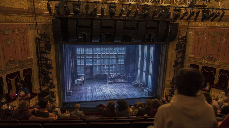 El espacio escénico se refiere al entorno físico en el que se desarrolla una composición de carácter teatral, musical, coreográfica o cinematográfica