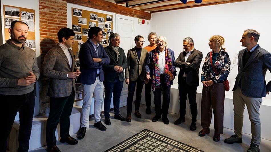 El presidente del Gobierno, Gonzalo Capell&aacute;n, junto a otras autoridades regionales y Javier Galiana, director ejecutivo de UNIR, en la inauguraci&oacute;n de Actual 2026.