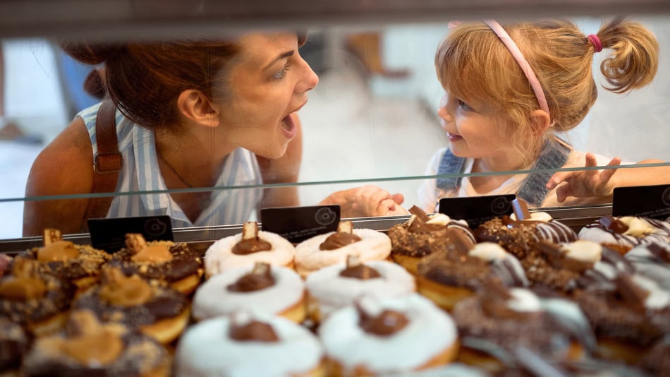 En la cúspide de la pirámide se sitúan los alimentos cuyo consumo debe minimizarse como los dulces, bollería y postres