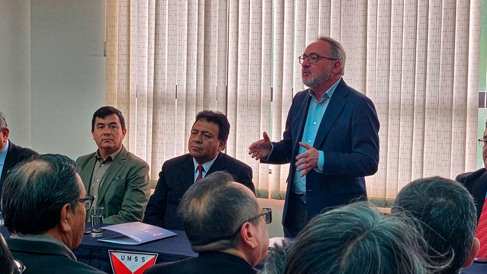 Manuel Herrera, director académico de Relaciones Internacionales de UNIR, dirigiéndose a los presentes en el acto de la firma del convenio.