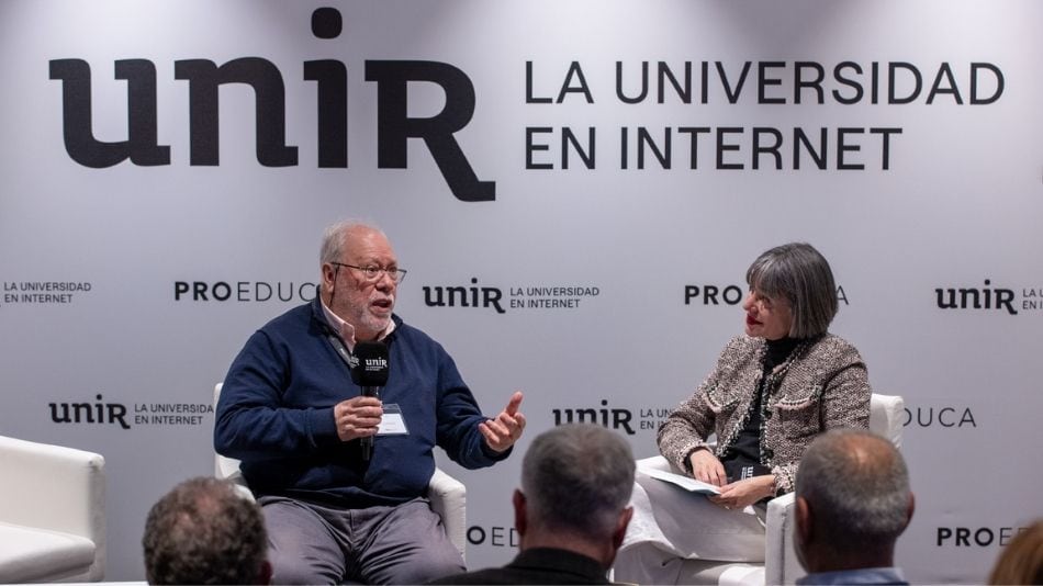 Manuel Medina, de la academia de la Psicología junto a Carmen Arenas, de UNIR.