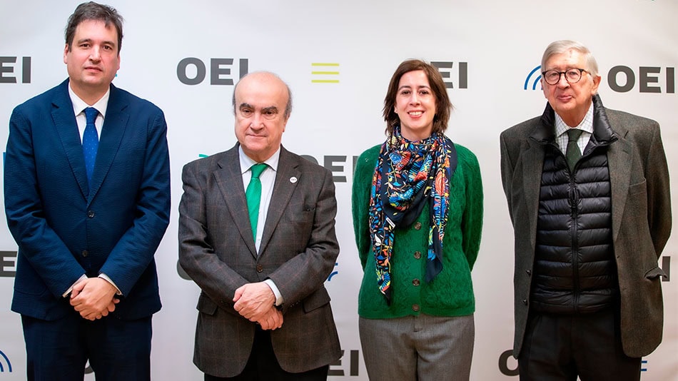 3)De izquierda a derecha: Javier Galiana, director ejecutivo de UNIR; Mariano Jabonero, secretario general de OEI; Ana Capilla, directora general de Educaci&oacute;n Superior y Ciencia de la OEI; y Rafael Puyol, presidente de UNIR. 