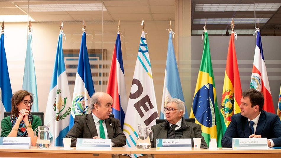 ●Las becas aplican a 20 maestr&iacute;as oficiales, con 60% de descuento en la matr&iacute;cula, y 500 becas 100% para cinco cursos de especializaci&oacute;n.