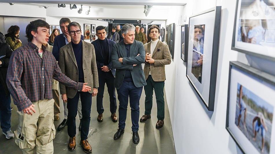 Javier Galiana junto a las autoridades del Gobierno regional el d&iacute;a de la Inauguraci&oacute;n visitando la exposici&oacute;n del riojano Hugo Pis&oacute;n.