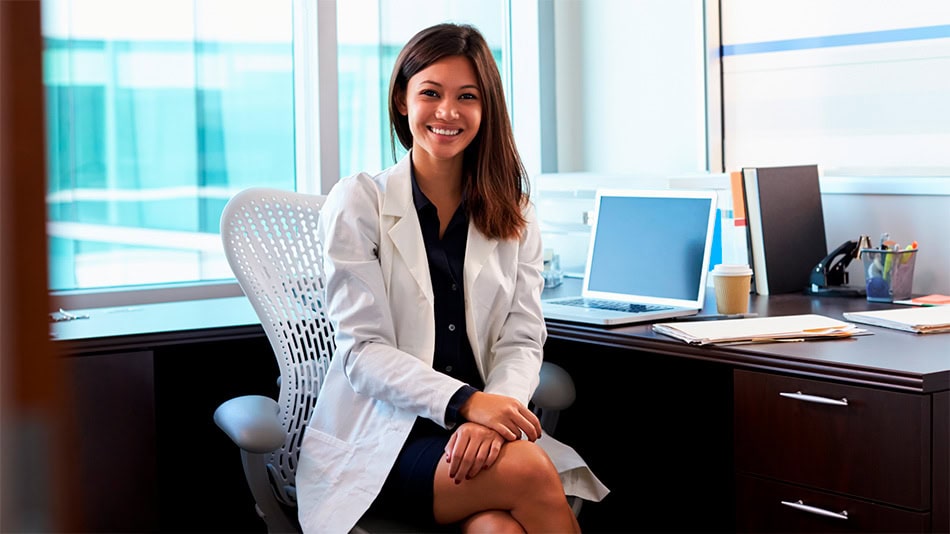 Los beneficiarios con las becas cursar&aacute;n maestr&iacute;as oficiales 100% online, un modelo que permite estudiar con flexibilidad y compatibilizar la formaci&oacute;n con la actividad laboral.