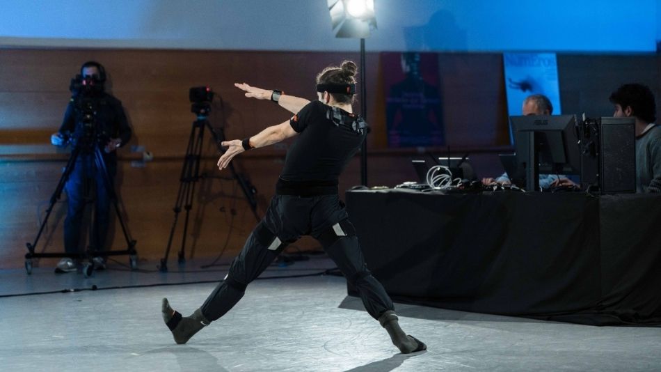 Demostración práctica de los sistemas tecnológicos por el bailarín de la Compañía Nacional de Danza.