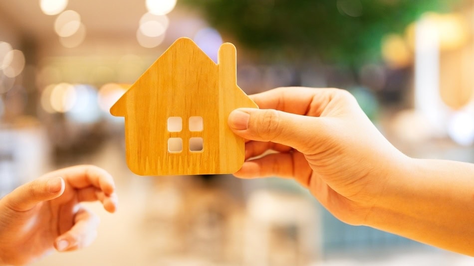 Entre los bienes más comunes que se suelen transmitir en una donación entre familiares se encuentran las propiedades inmobiliarias