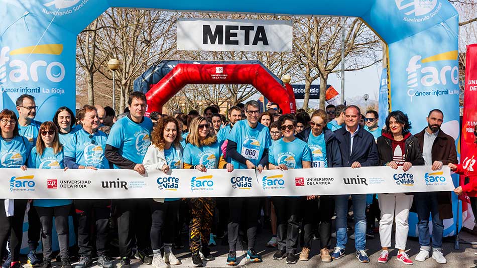 La rectora de la UR, el director ejecutivo de UNIR y la presidenta de FARO, junto a responsables institucionales, en el corte de cinta.