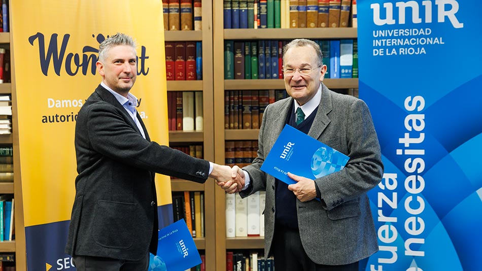 El CEO de The Wombat y el rector de UNIR posan en el acto de firma de la Cátedra.