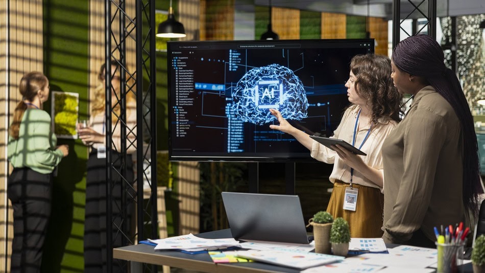 El algoritmo es la herramienta de la que se sirve el machine learning o aprendizaje automático para formar a la inteligencia artificial en la ejecución de una tarea