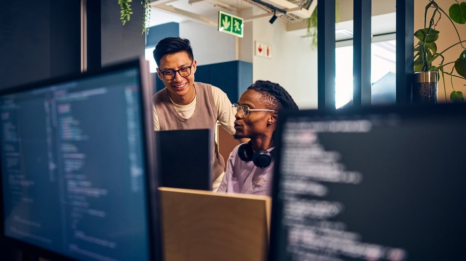 HTML es el lenguaje fundamental que define la estructura y contenido (títulos, enlaces, imágenes) de cualquier página web mediante etiquetas