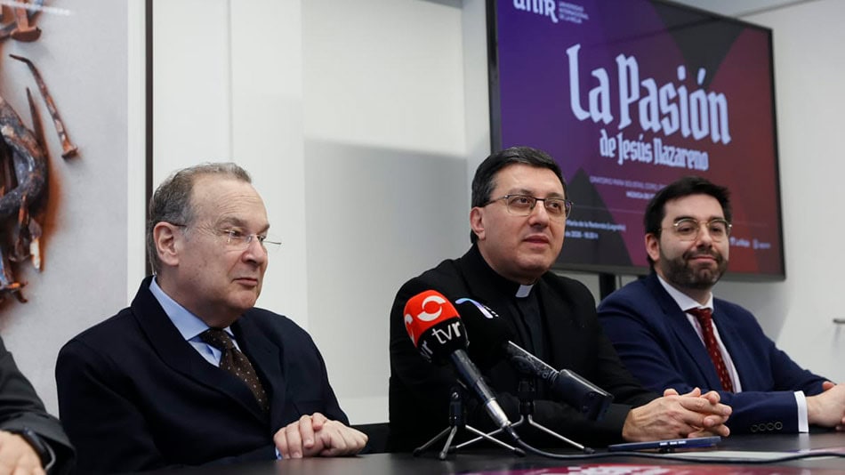 El rector de UNIR, José María Vázquez, junto al párroco de La Redonda, Víctor Jiménez, y el autor de la obra, Ernesto Monsalve.