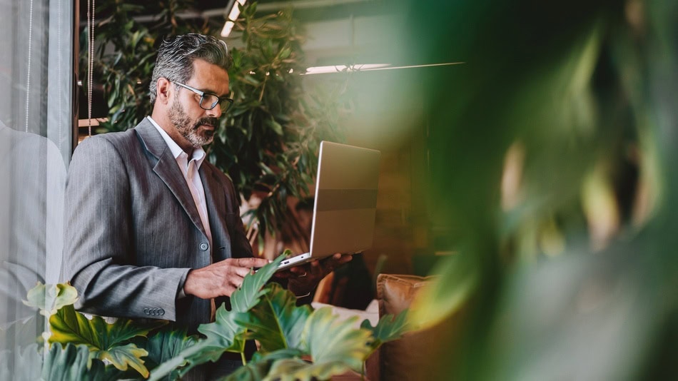 La sostenibilidad empresarial es el enfoque estratégico de las empresas para hacer negocios y crear productos de valor a largo plazo