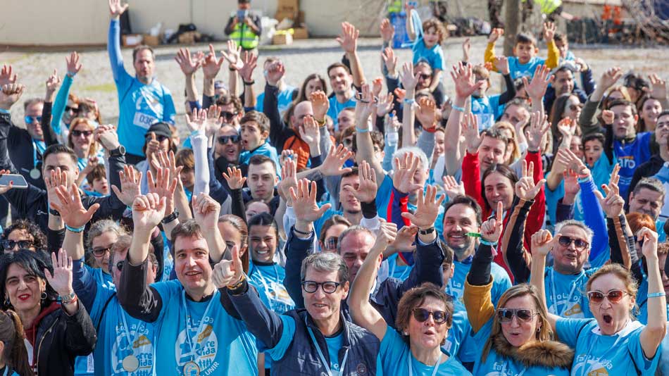 Autoridades y un grupo de participantes posan al finalizar la jornada solidaria.