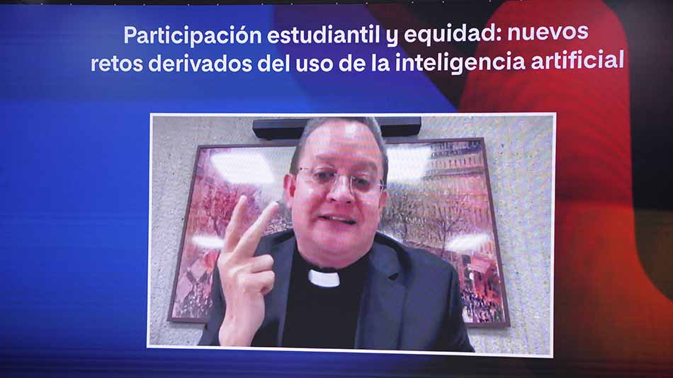 Padre Harold Castilla.